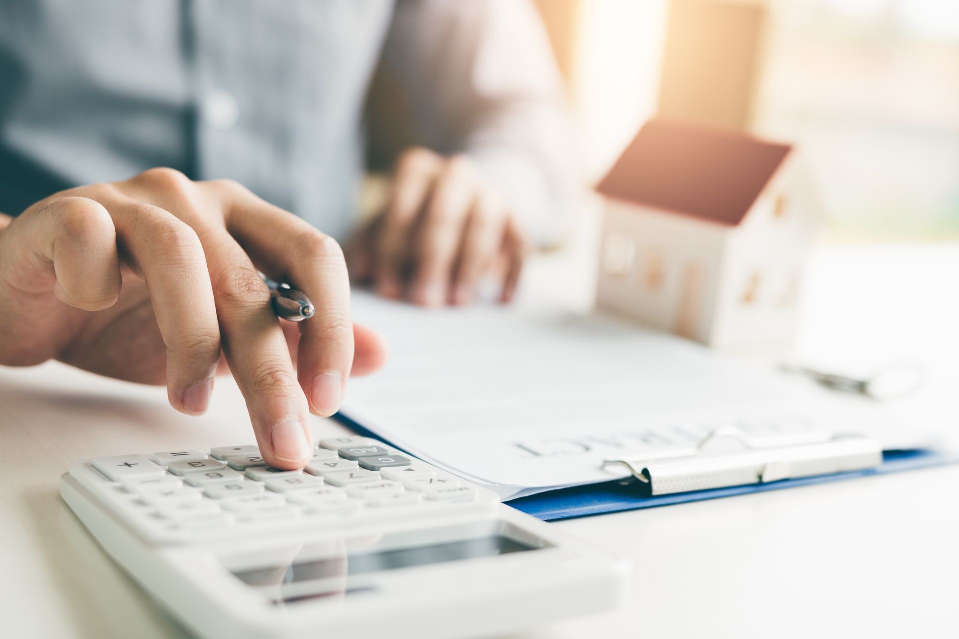 Un doigt tapant sur une calculatrice pour un crédit bancaire