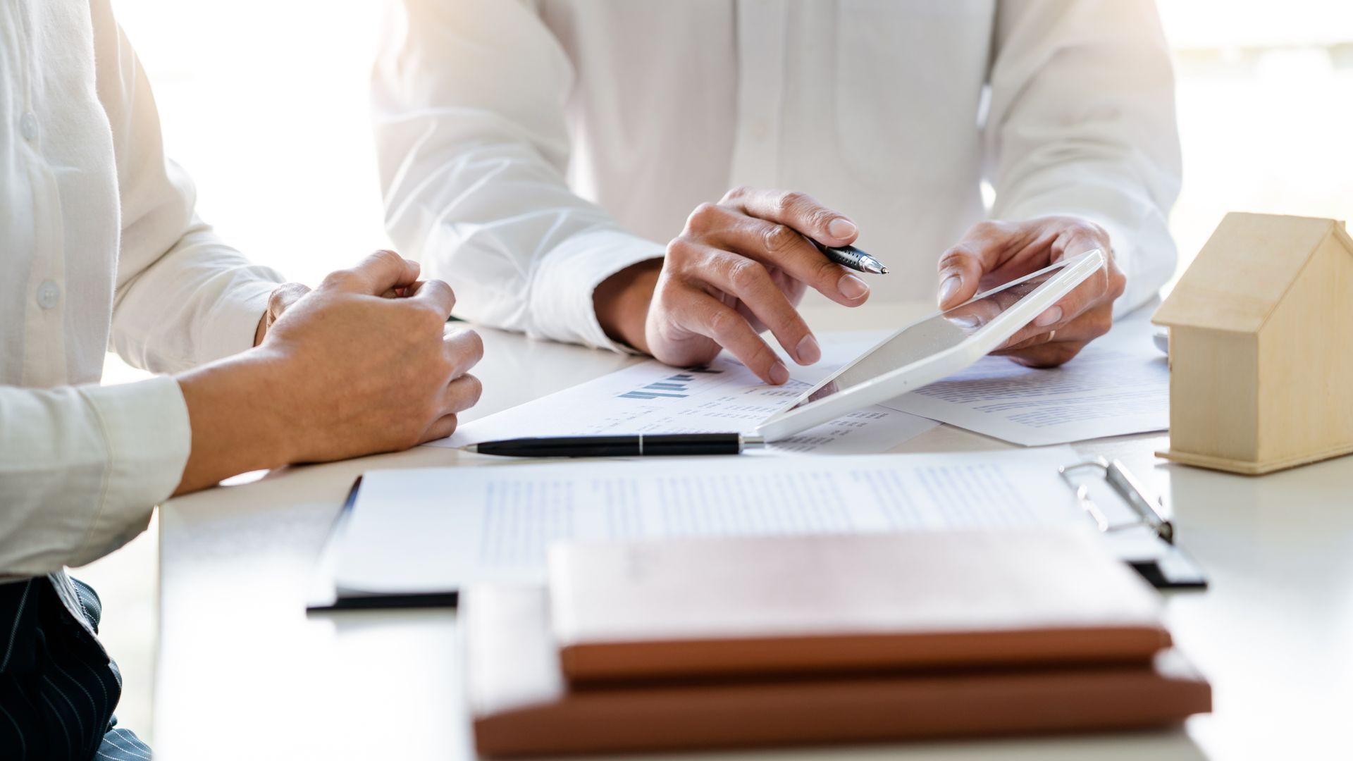 Un homme tenant une tablette pour un crédit professionnel