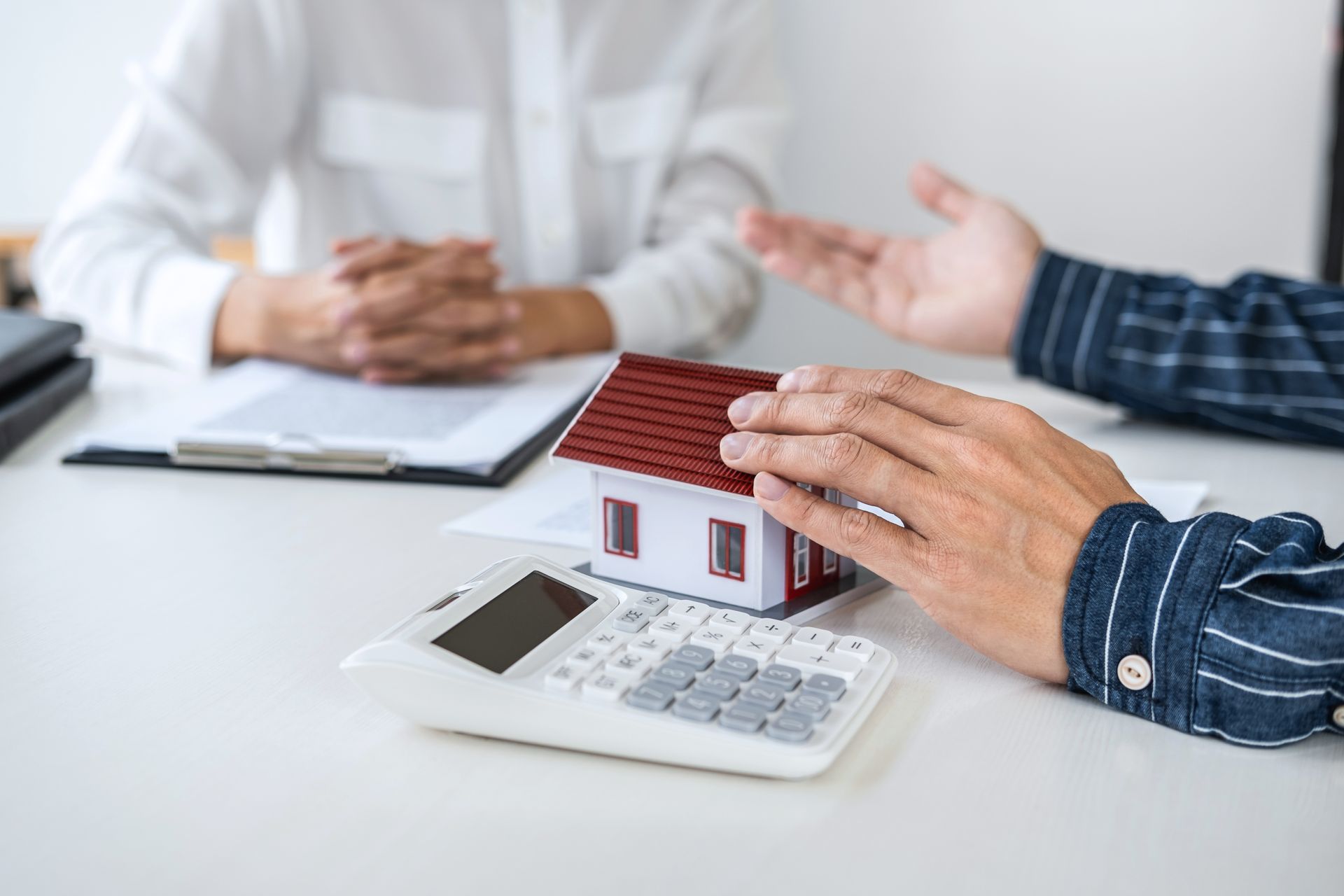 Un courtier négocie le taux d'un crédit immobilier à la banque