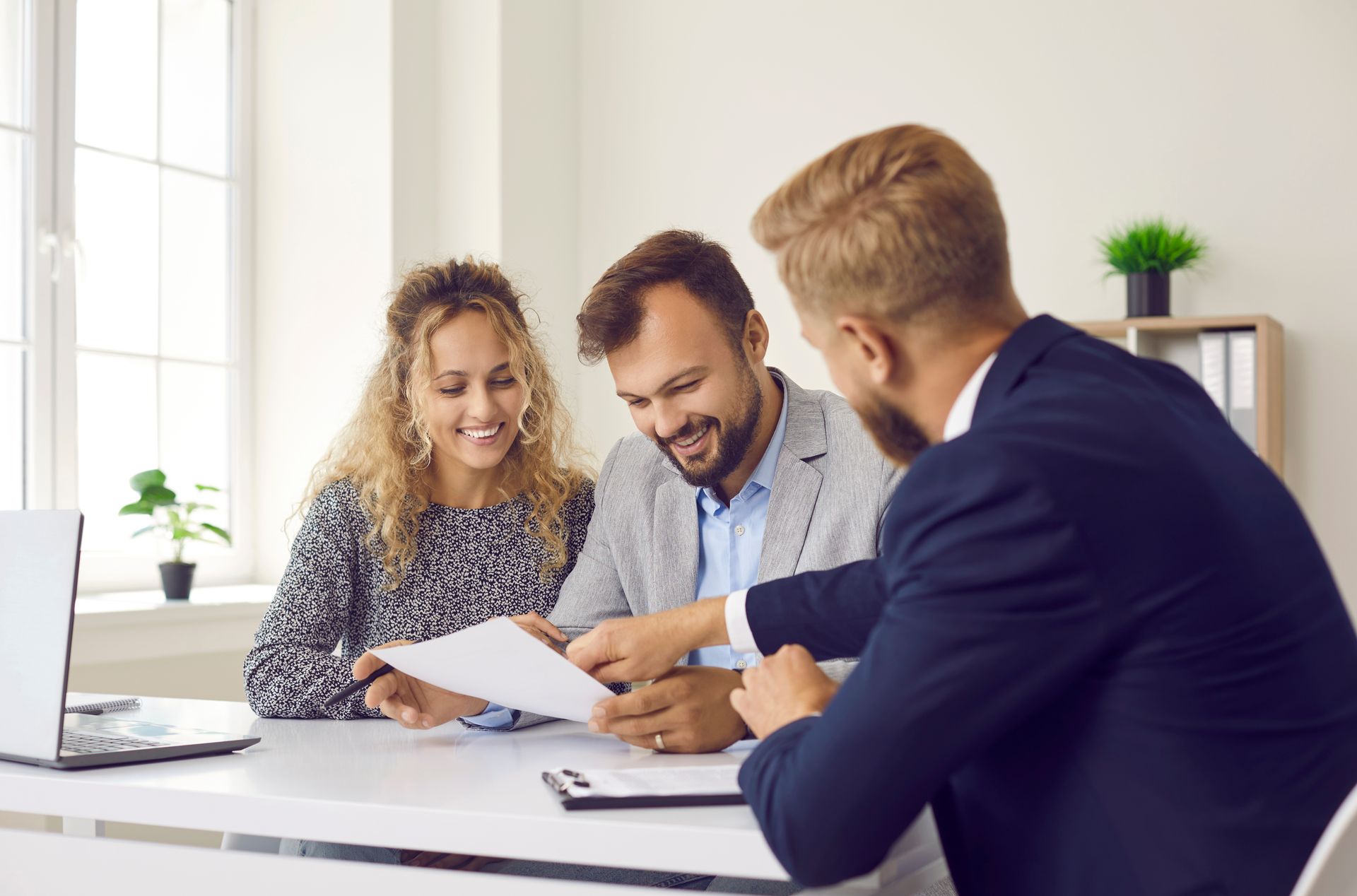 Un conseiller financier avec ses clients pour un crédit immobilier