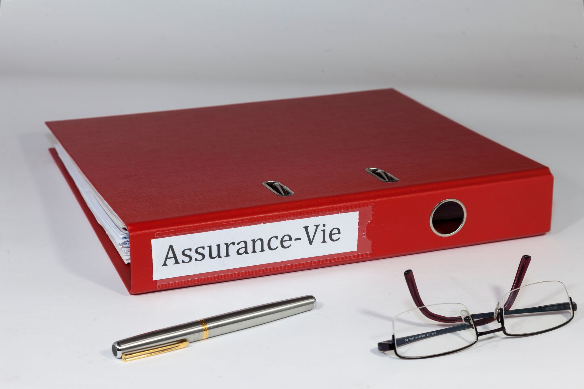 Un classeur contenant des documents pour une assurance-vie