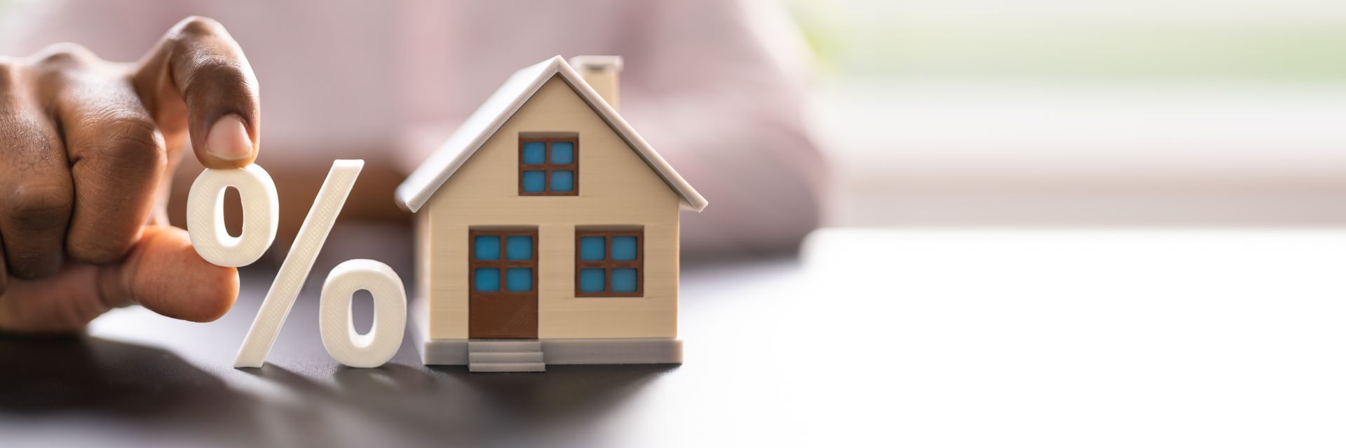 Une maison avec le sigle du pourcentage pour un financement bancaire