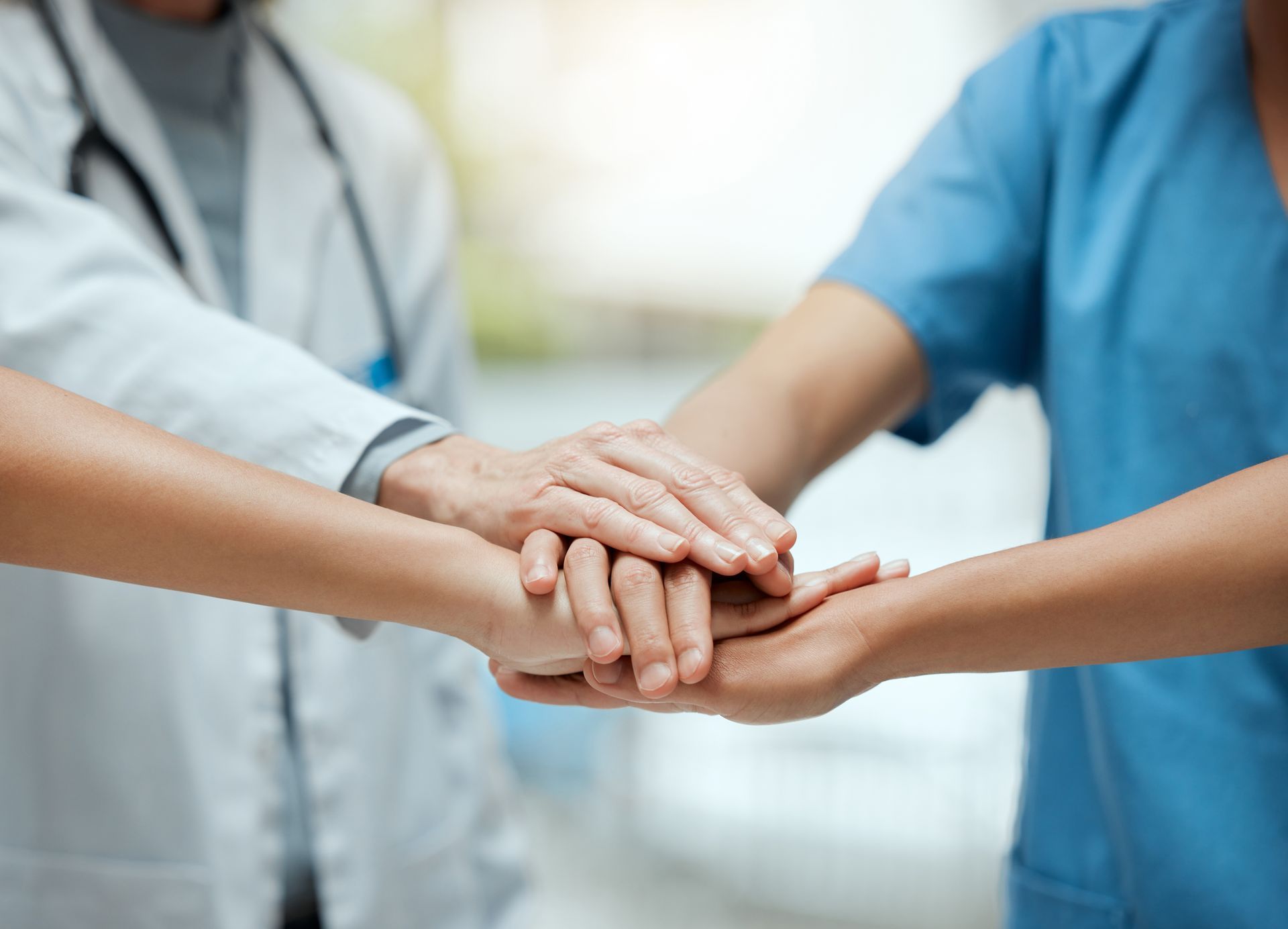 Des mains l'une sur l'autre pour une protection prévoyance