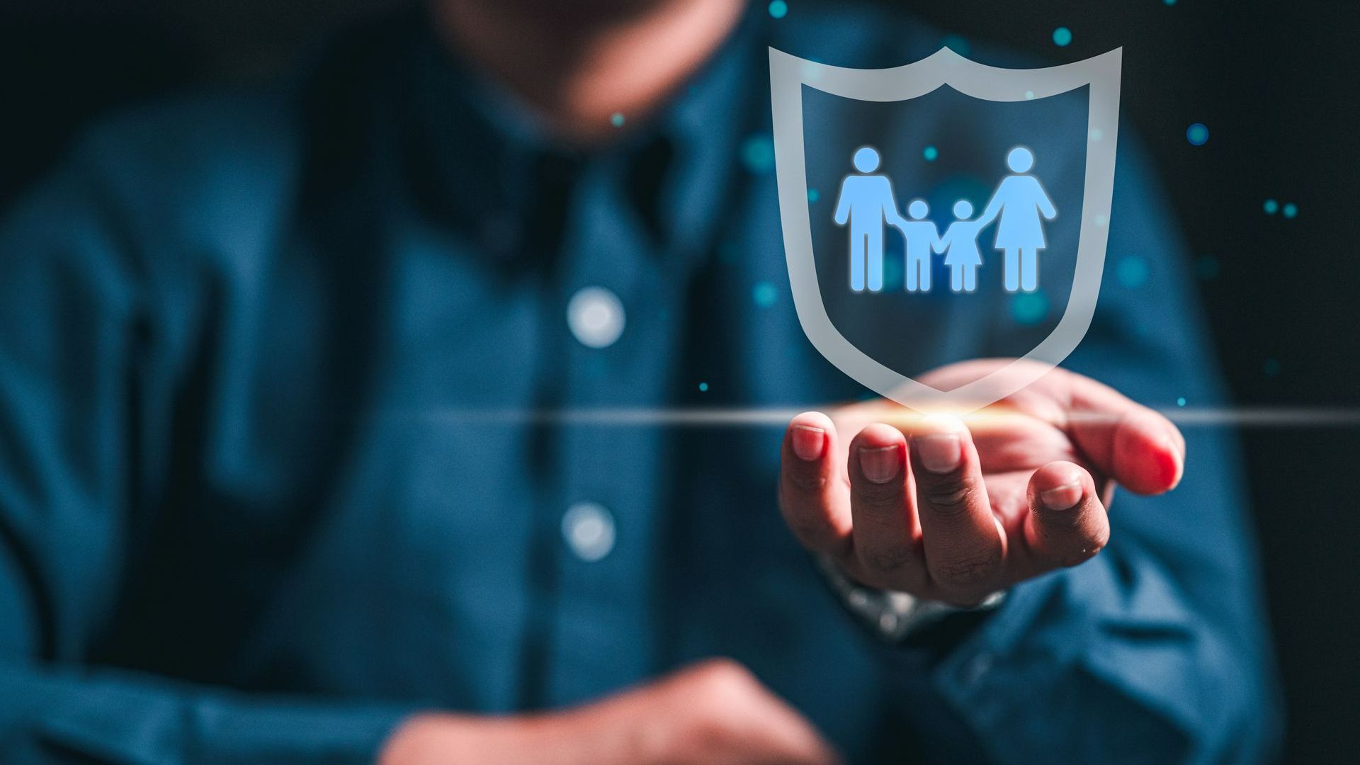 Un courtier en assurance tenant dans sa main une famille