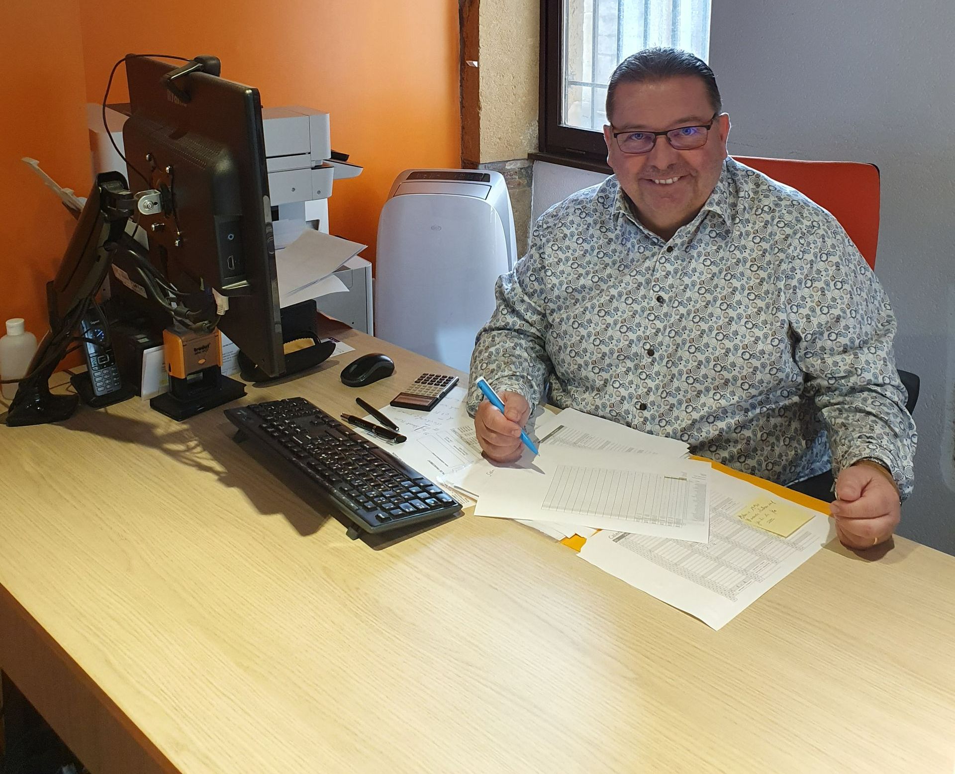 Votre conseiller croise les bras pour proposer une assurance