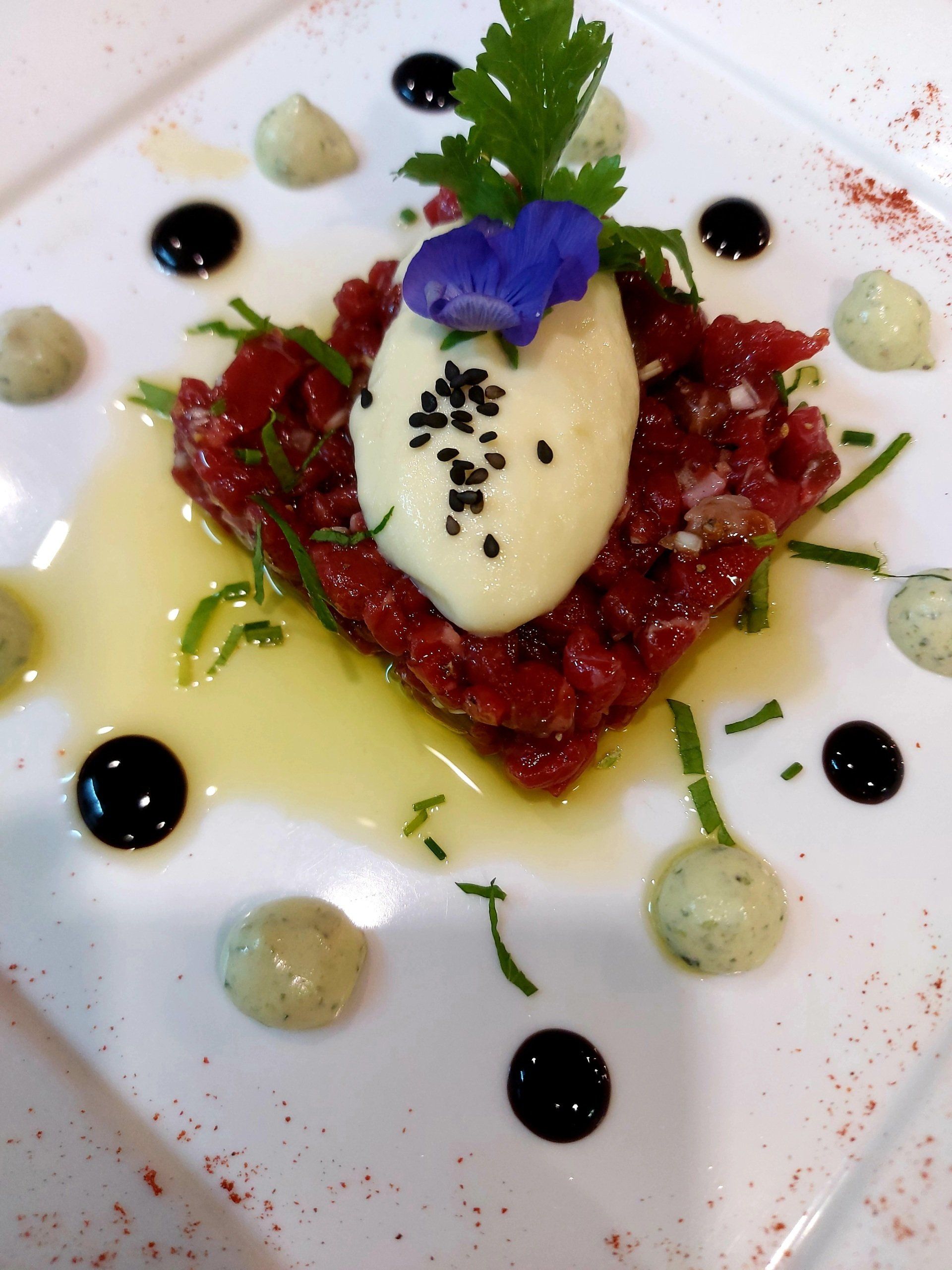 Tartare de viande et quenelle de glace salée