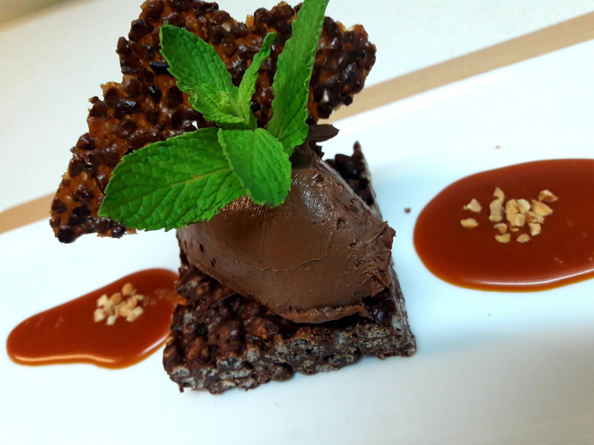 Dessert chocolaté et feuilles de menthe