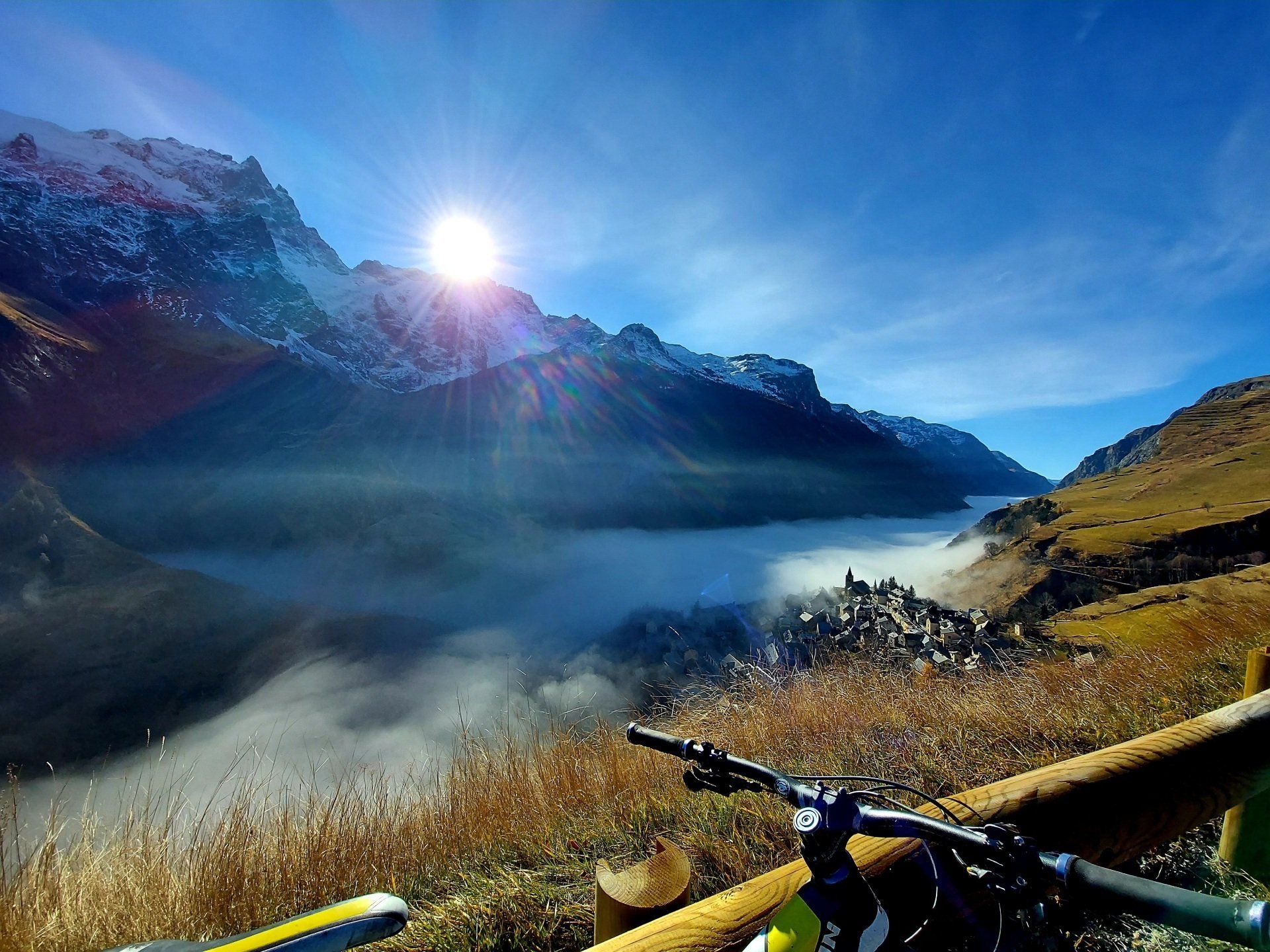 Paysage de montagne brumeux