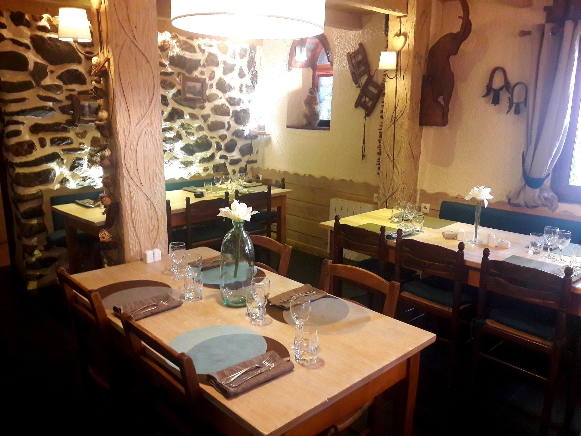 Tables d'un restaurant