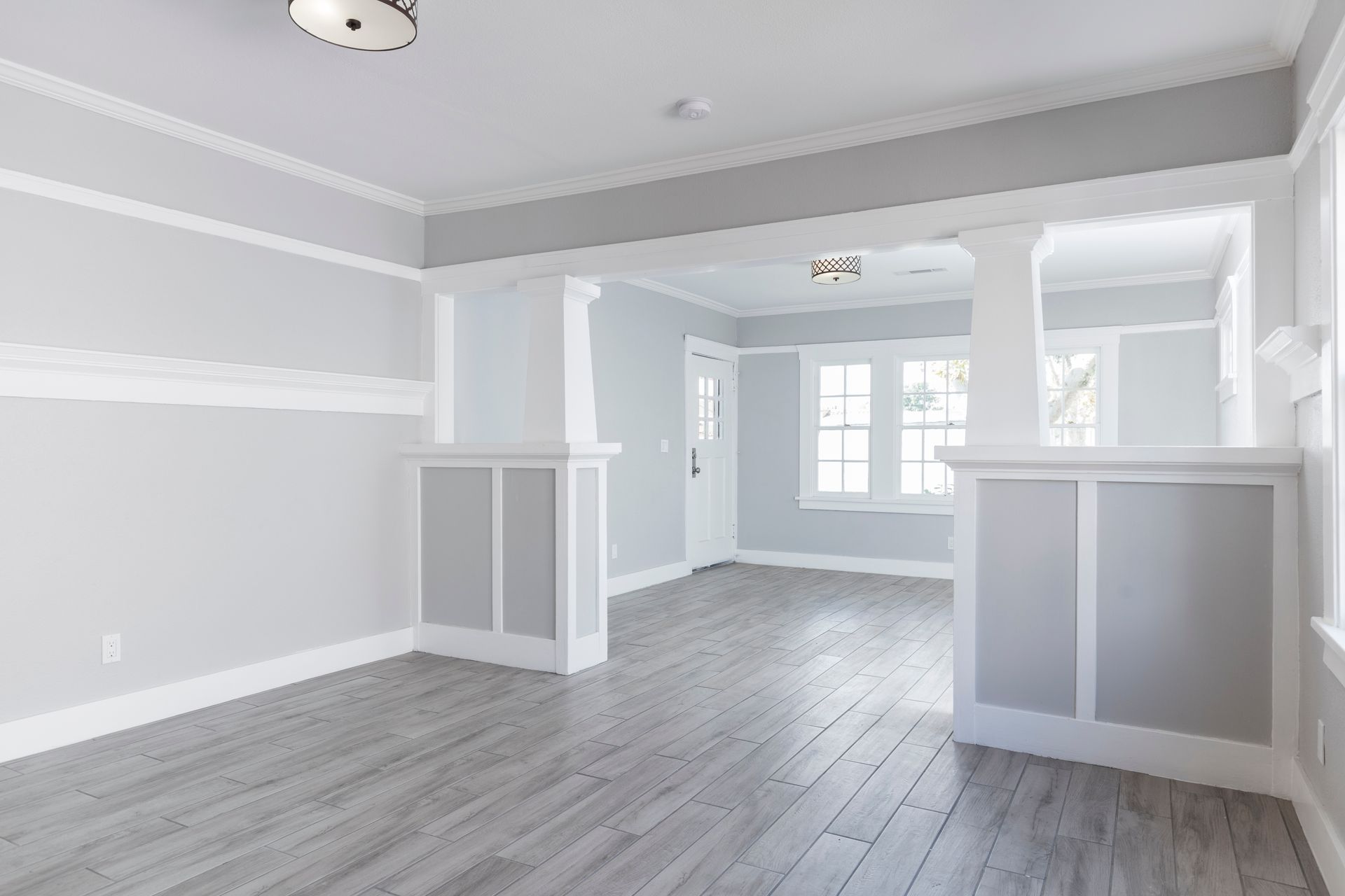 Salon peint en gris et blanc