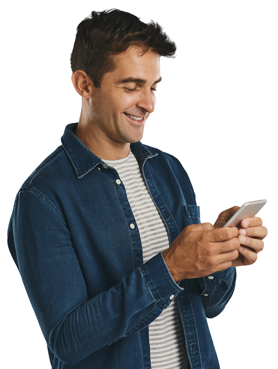 Homme avec un tee-shirt à rayures qui sourit à son téléphone