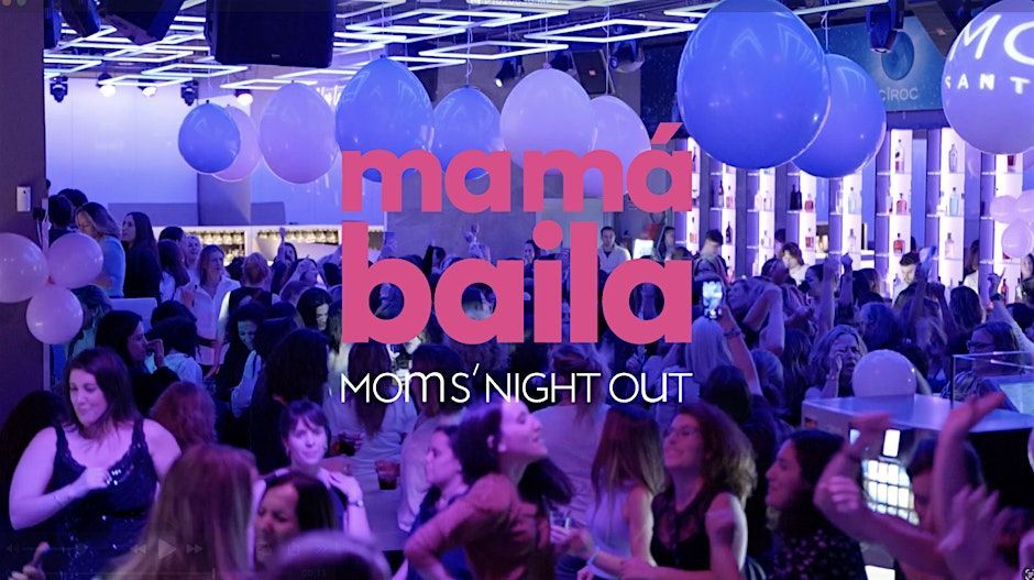 Multitud borrosa en una discoteca con el logo de