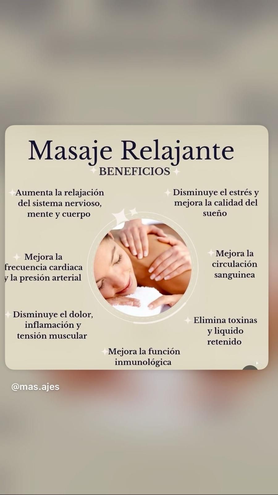 Cartel beige de “Masaje Relajante” con manos masajeando la espalda y lista de beneficios.
