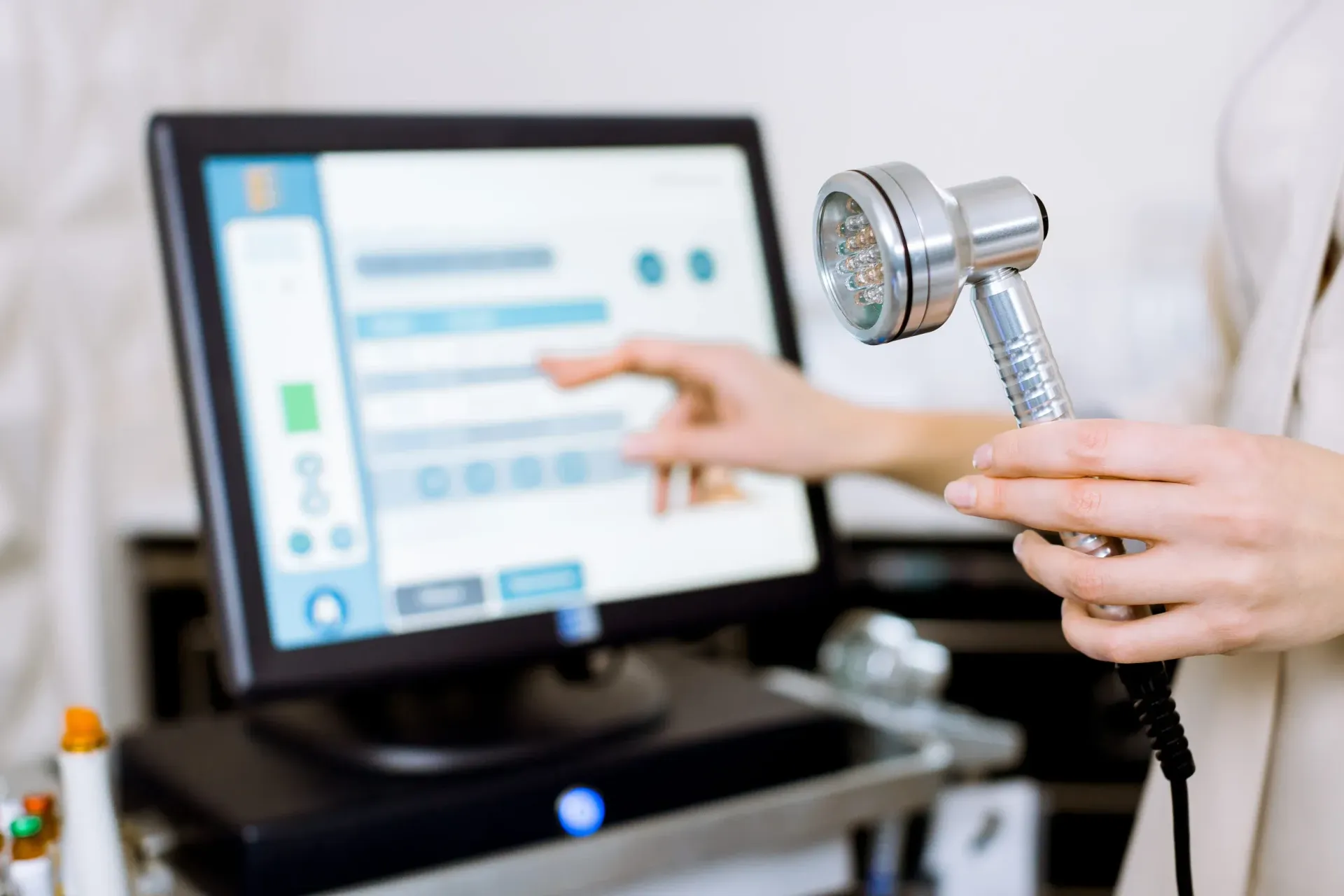 Una persona sostiene un dispositivo láser