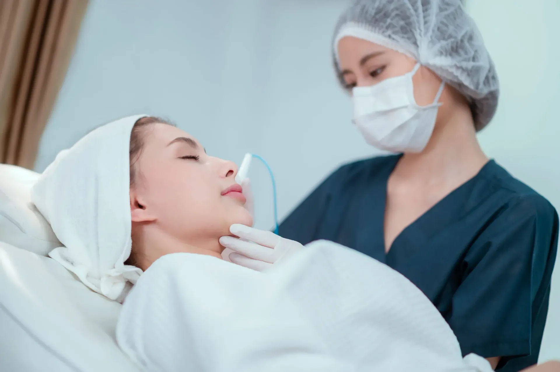 Un profesional sanitario, con mascarilla y gorro