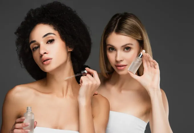 Dos personas con camisetas blancas sin tirantes