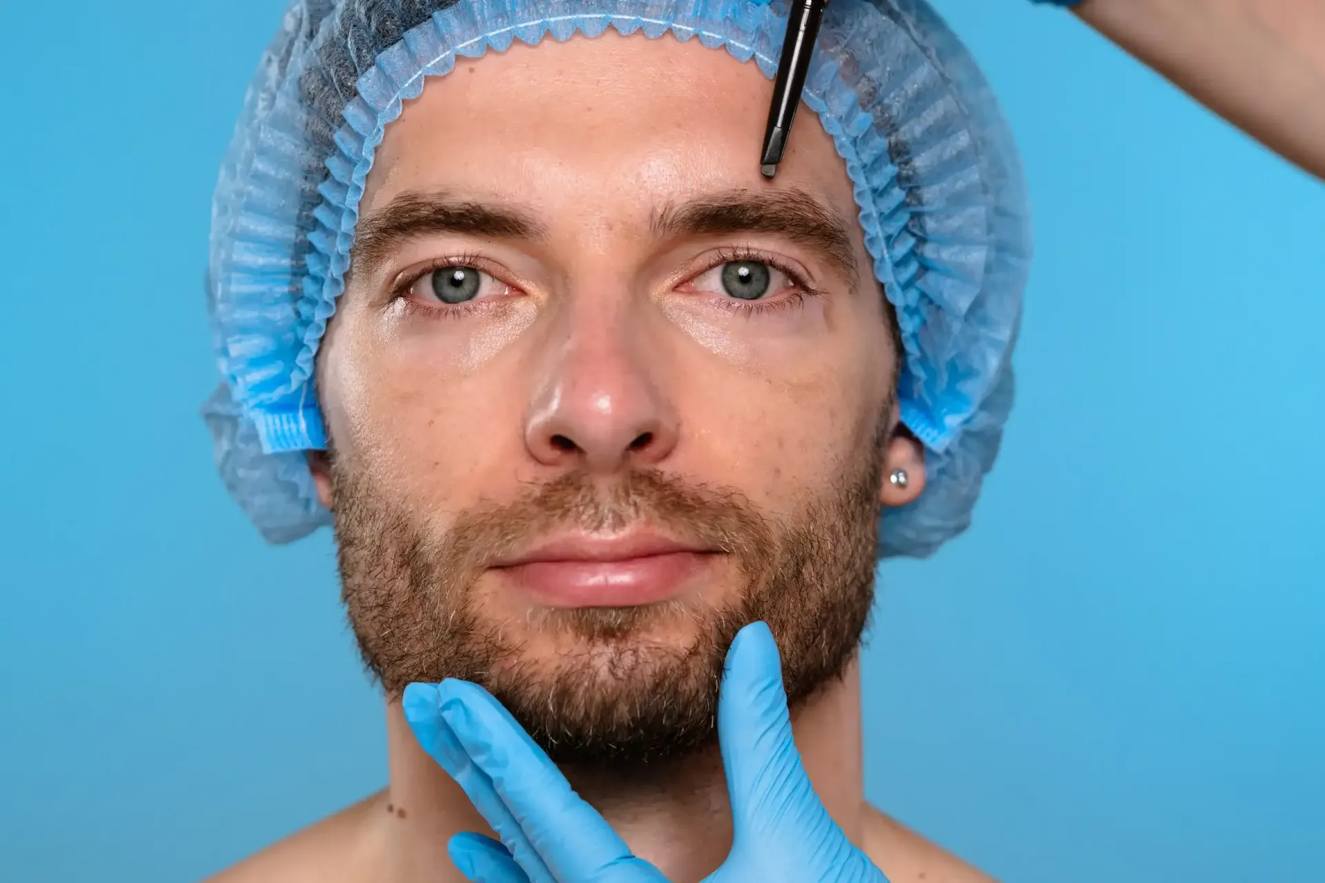Un profesional sanitario con guantes azules