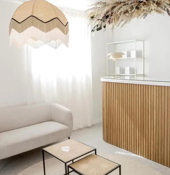 Una sala de espera con un sofá beige