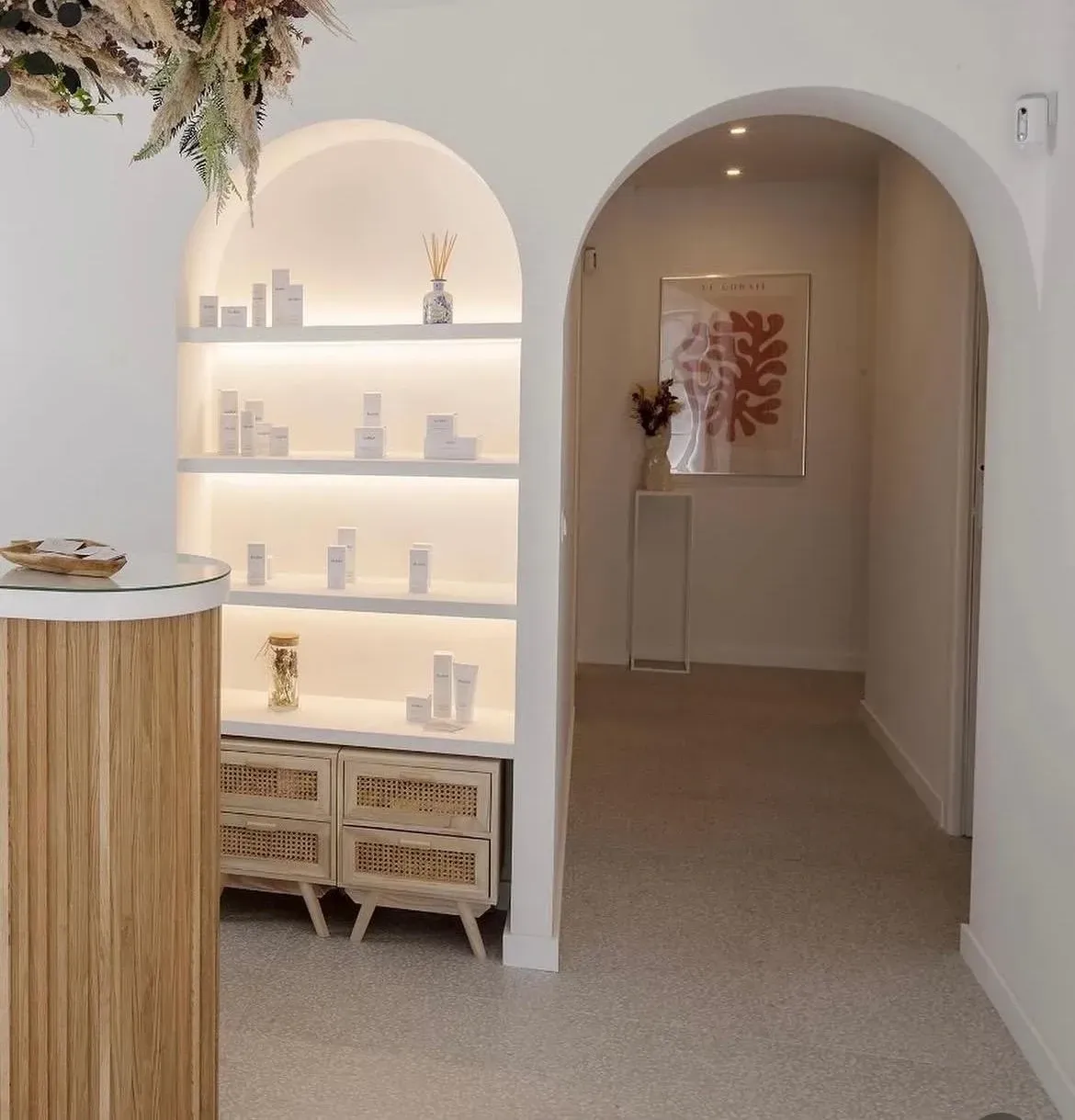 Una entrada minimalista y bien iluminada