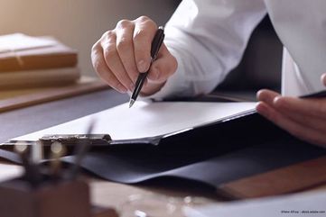 Person liest ein Dokument