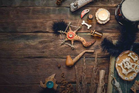 Artículos para hornear en Navidad sobre una mesa rústica de madera, que incluyen galletas, utensilios y un tazón de harina.