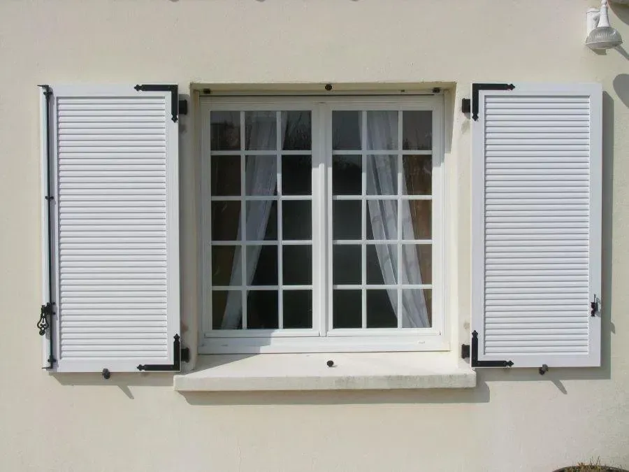 Volets blancs a persiennes