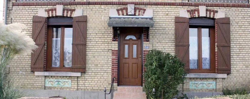 Façade de maison avec porte d'entrée sous un auvent