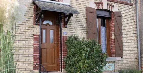 Porte d'entrée en bois avec petites vitres