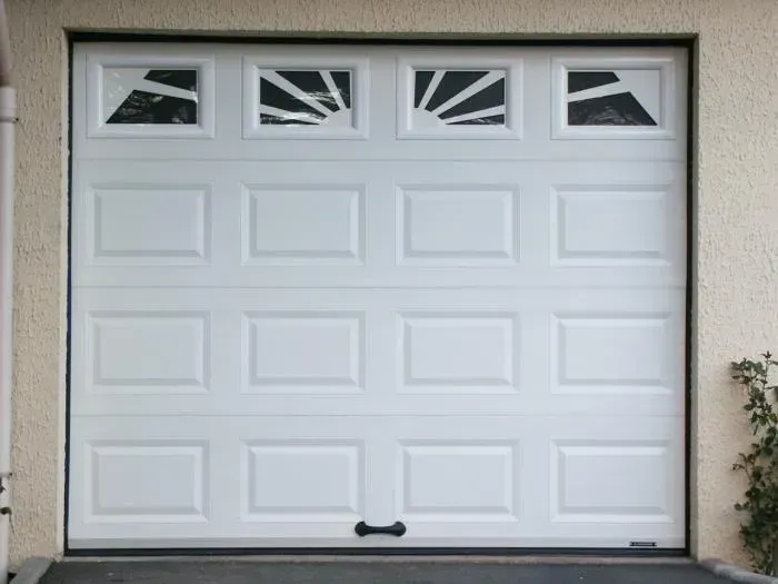 Porte de garage blanche avec vitres supérieures