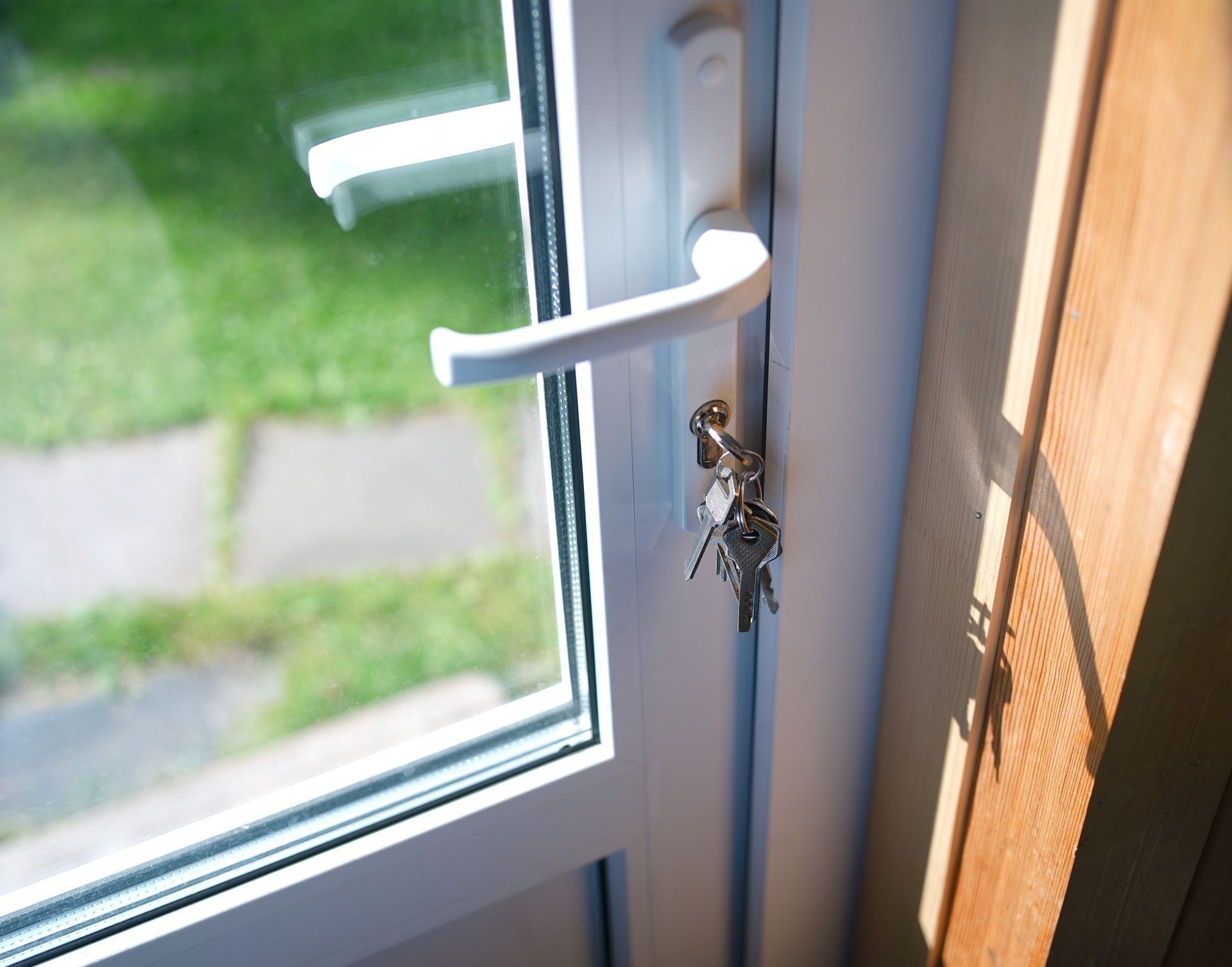 Porte en pvc fermée avec des clés sur la serrure