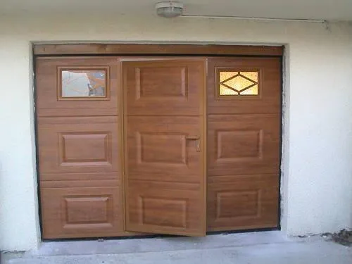Porte de garage en bois avec portillon
