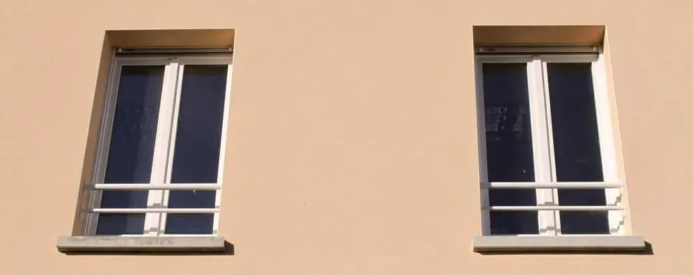 Deux fenêtres blanche sur une façade