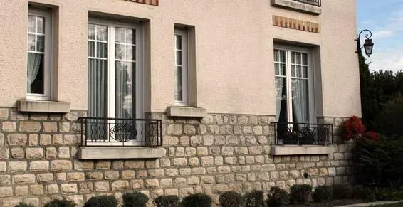 Mur en pierre avec des fenêtres blanches