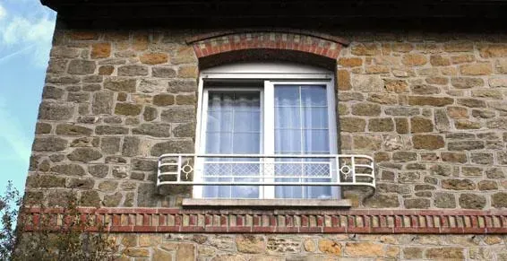 Fenêtre blanche en aluminium