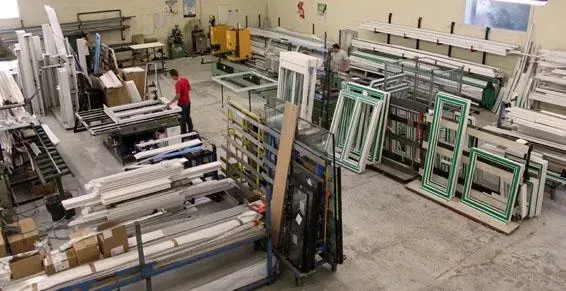 Atelier de menuiseries avec stockage de fenêtres