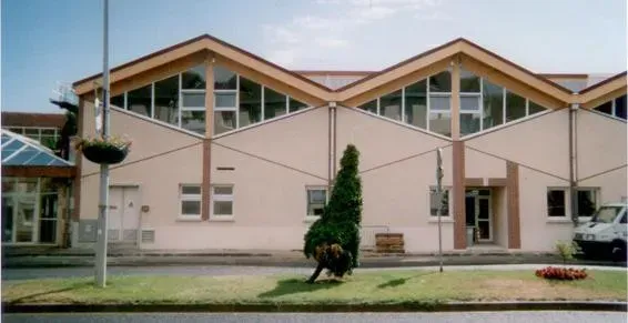 Façade de bâtiment avec grandes vitres triangulaires