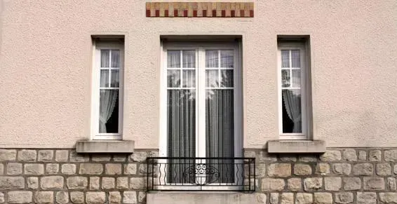 Façade avec fenêtre et portes