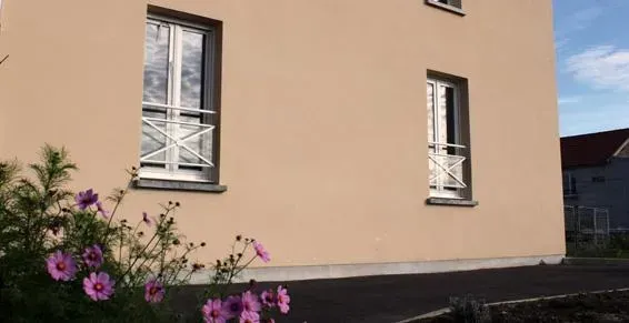 Mur peint avec deux fenêtres