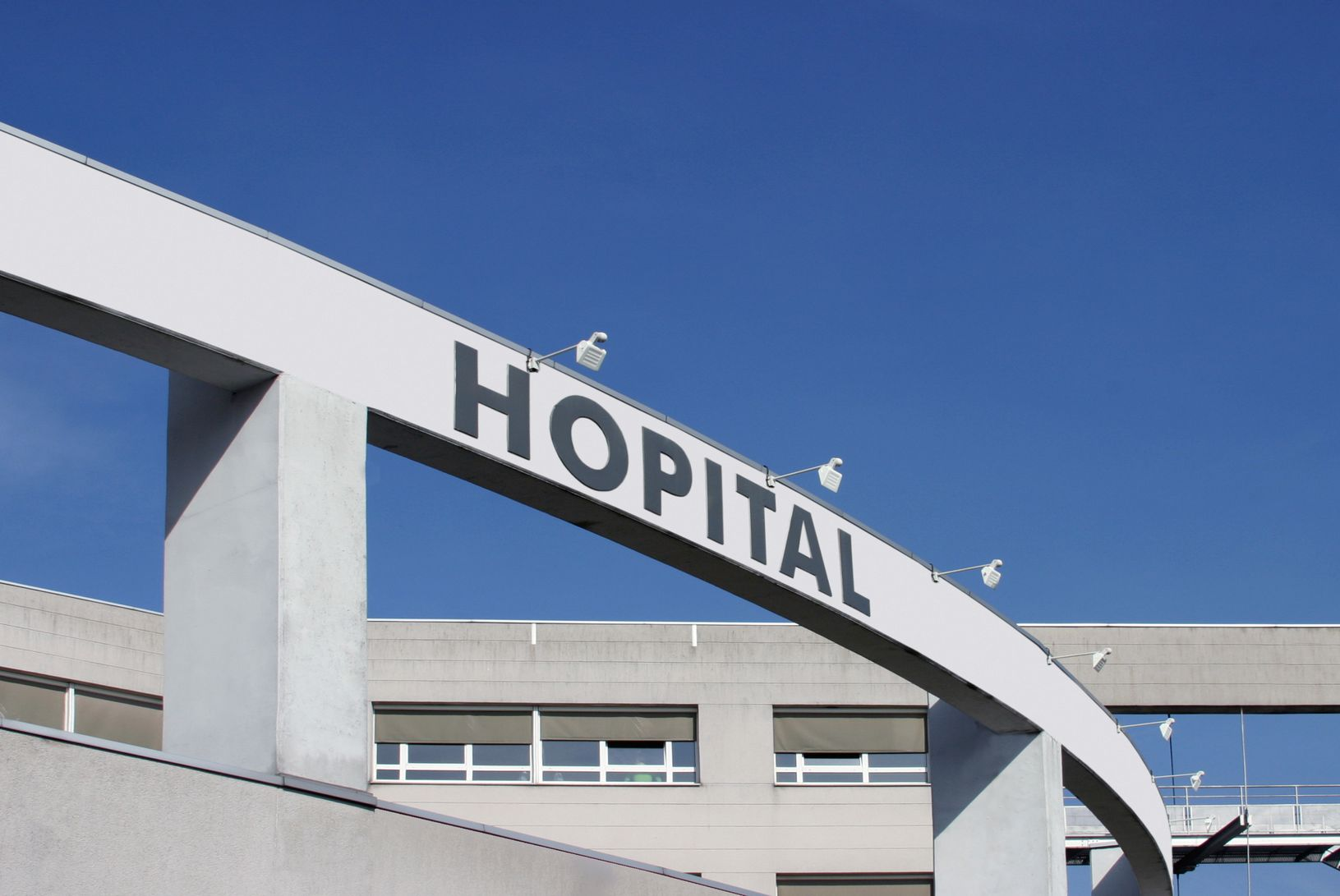 Façade d'un hôpital.