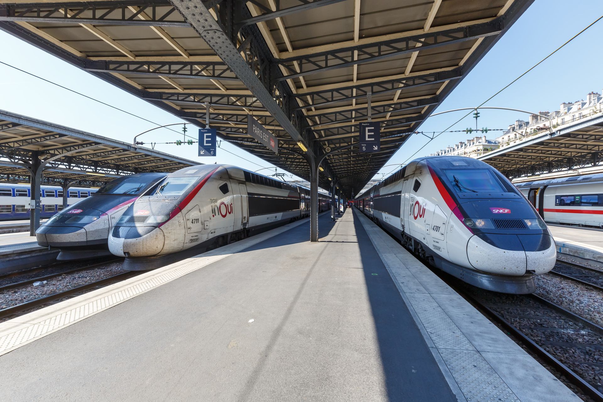 Des trains à grande vitesse.