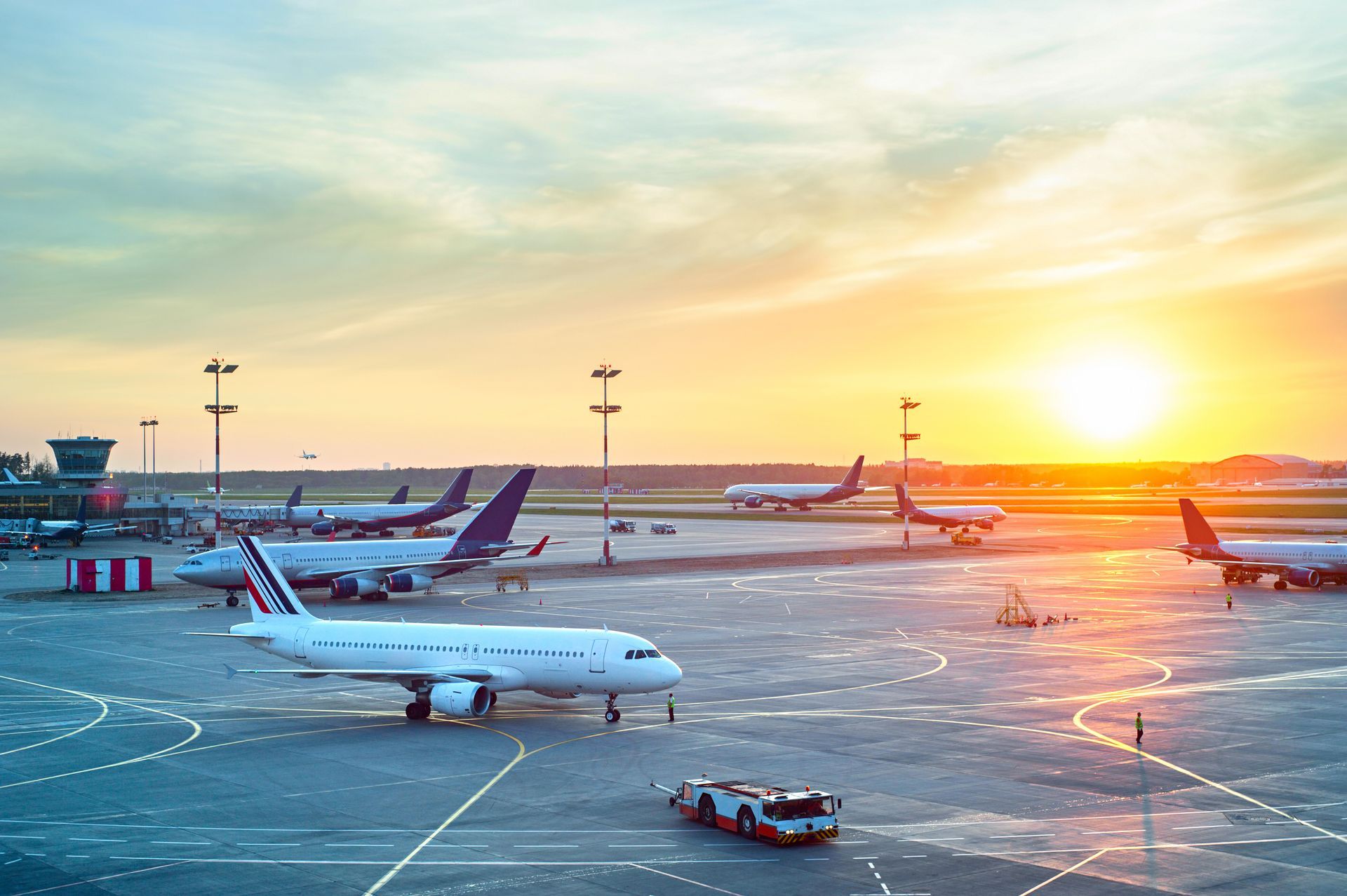 Tarmac d'un aéroport avec des avions de ligne.