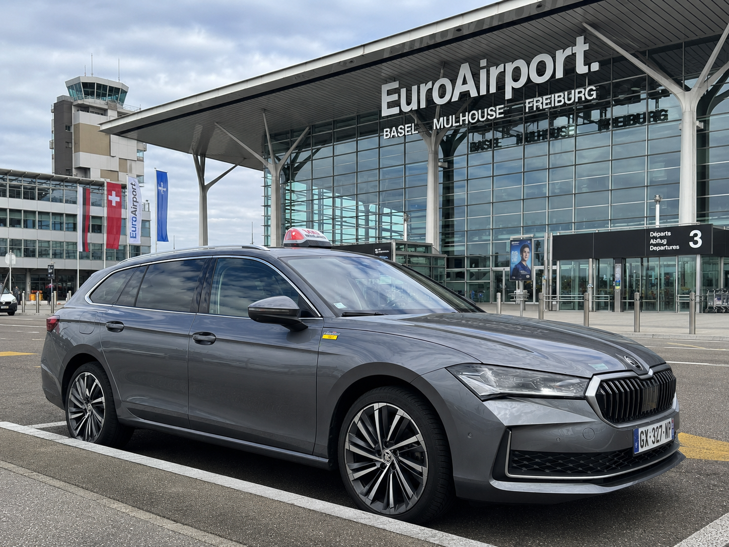 Tarmac d'un aéroport avec des avions de ligne.