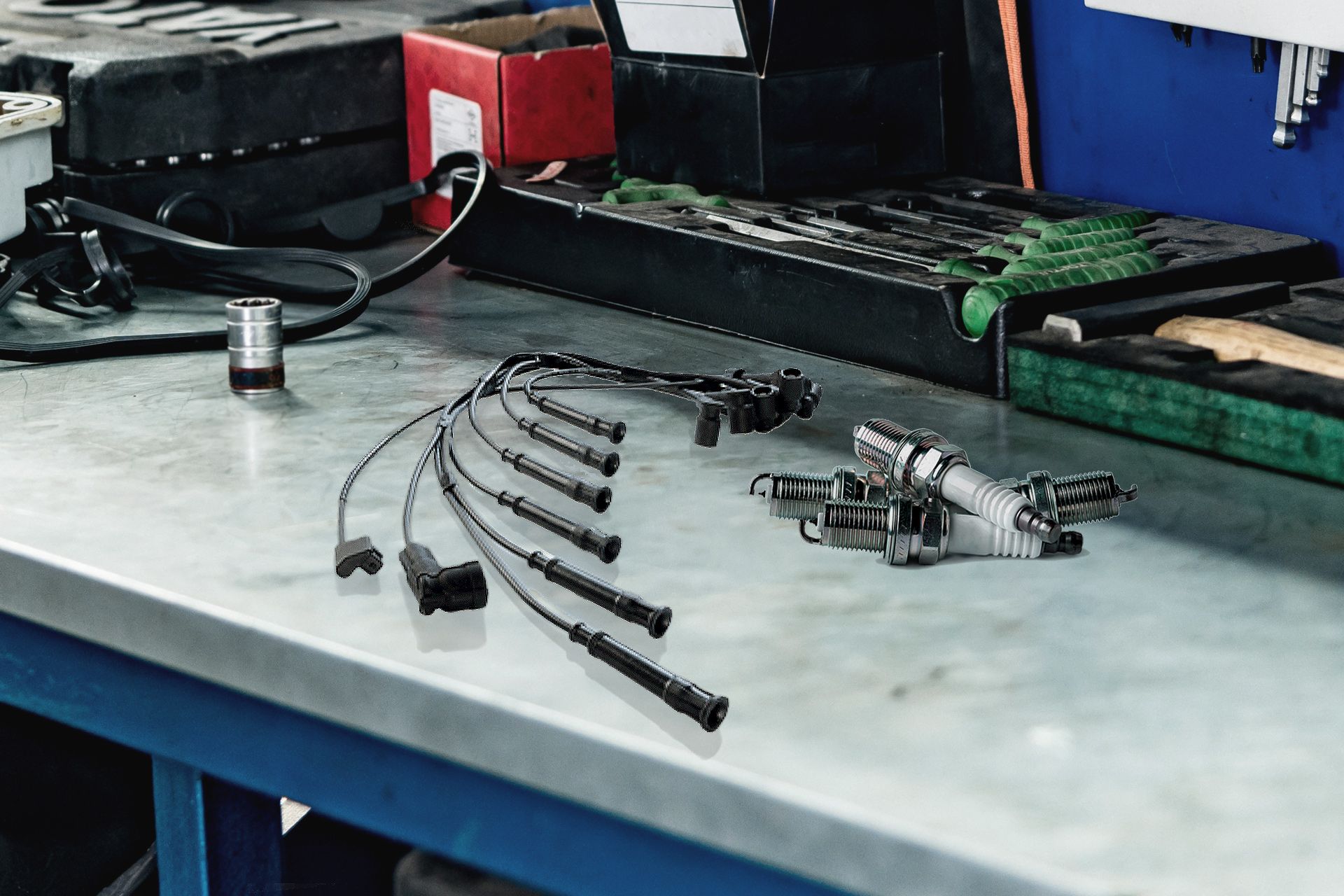 Caixa de ferramentas aberta com diversas ferramentas sobre uma bancada de trabalho desorganizada.