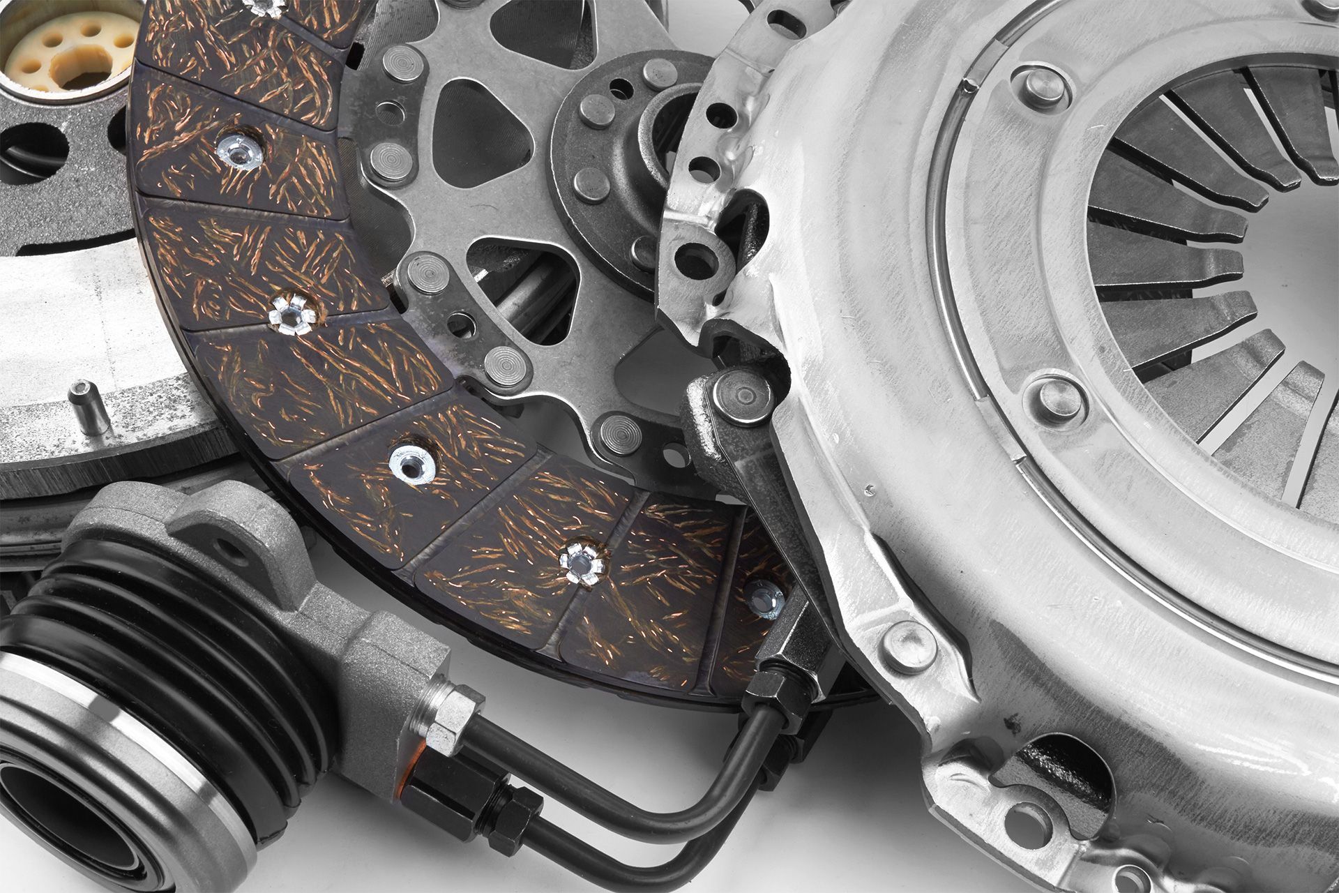 Engrenagens e rolamentos de vários tamanhos e formatos, dispostos sobre um fundo branco.