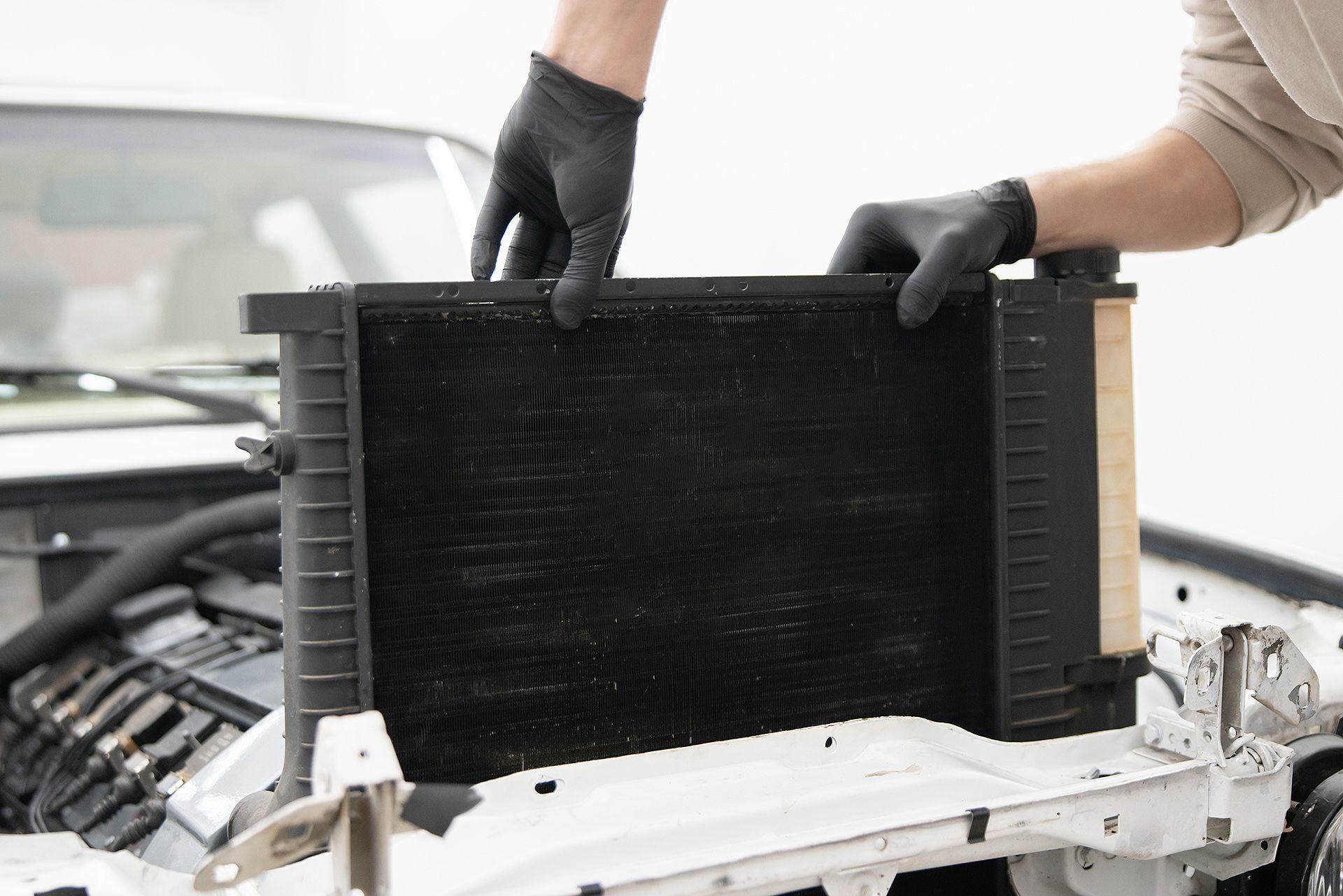 Caixa de ferramentas aberta com diversas ferramentas sobre uma bancada de trabalho desorganizada.