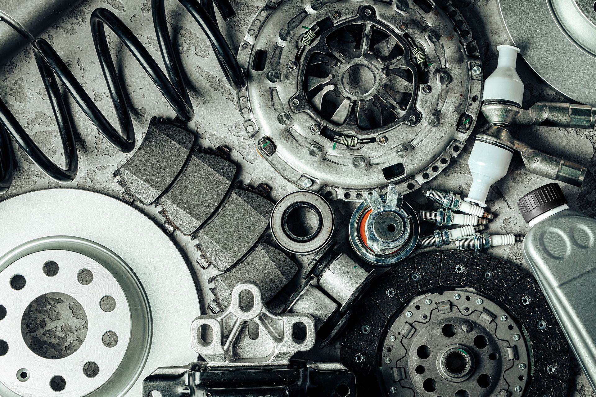 Caixa de ferramentas aberta com diversas ferramentas sobre uma bancada de trabalho desorganizada.