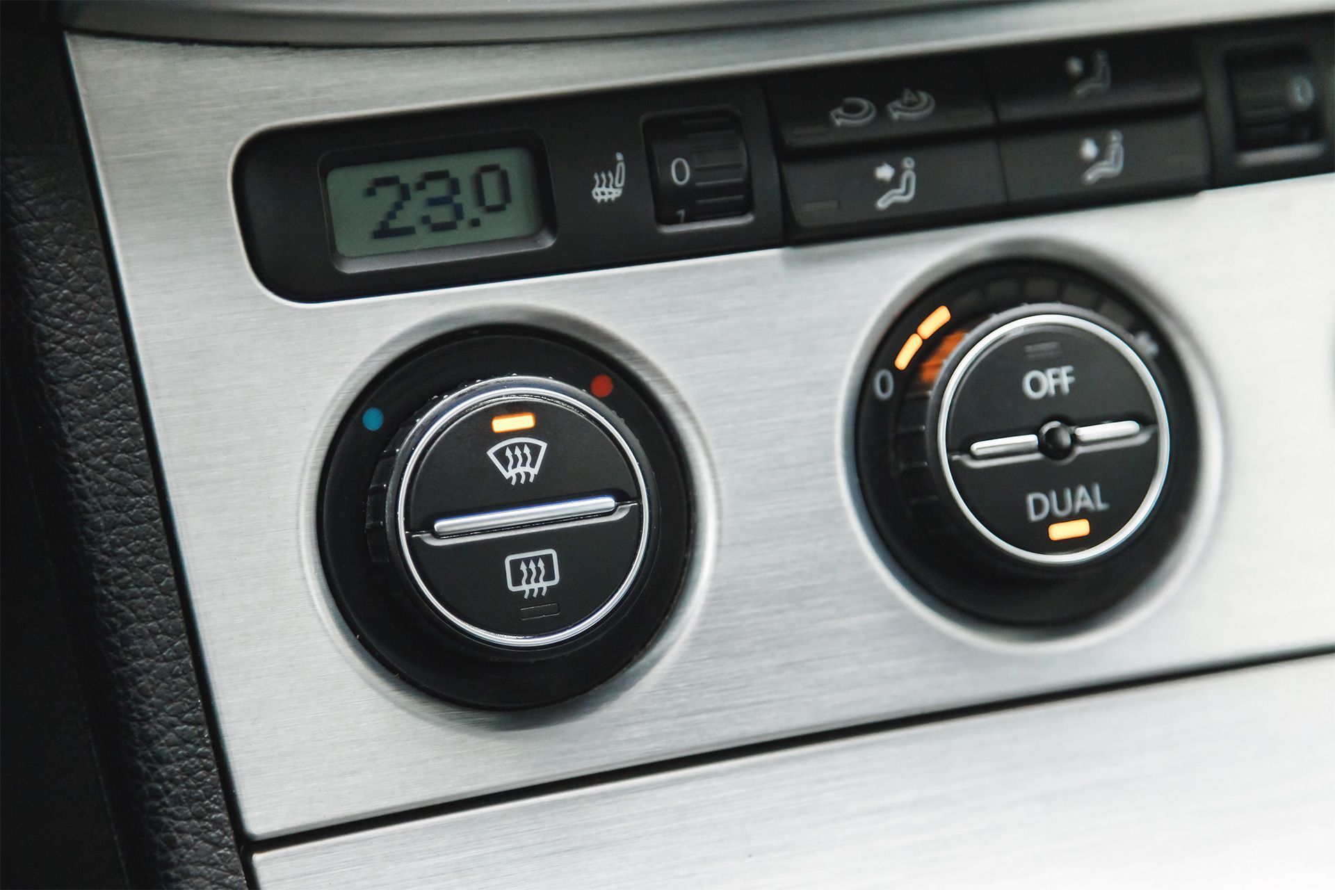 Compressor de ar condicionado automotivo nas cores prata e preto.