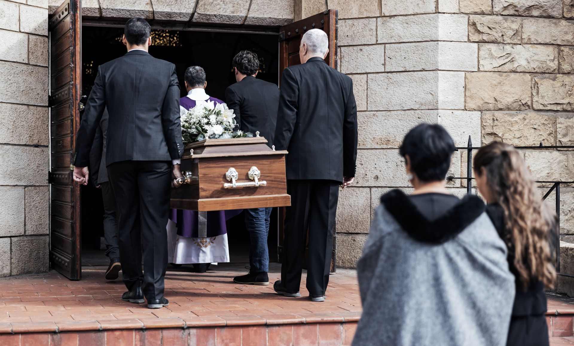 Cercueil entrant dans une église