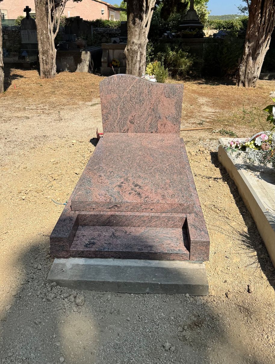 Tombe en pierre indienne rouge et grise