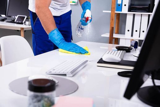 Fresh & Clean Services by Santos – eine Reinigungskraft putzt ein Büro